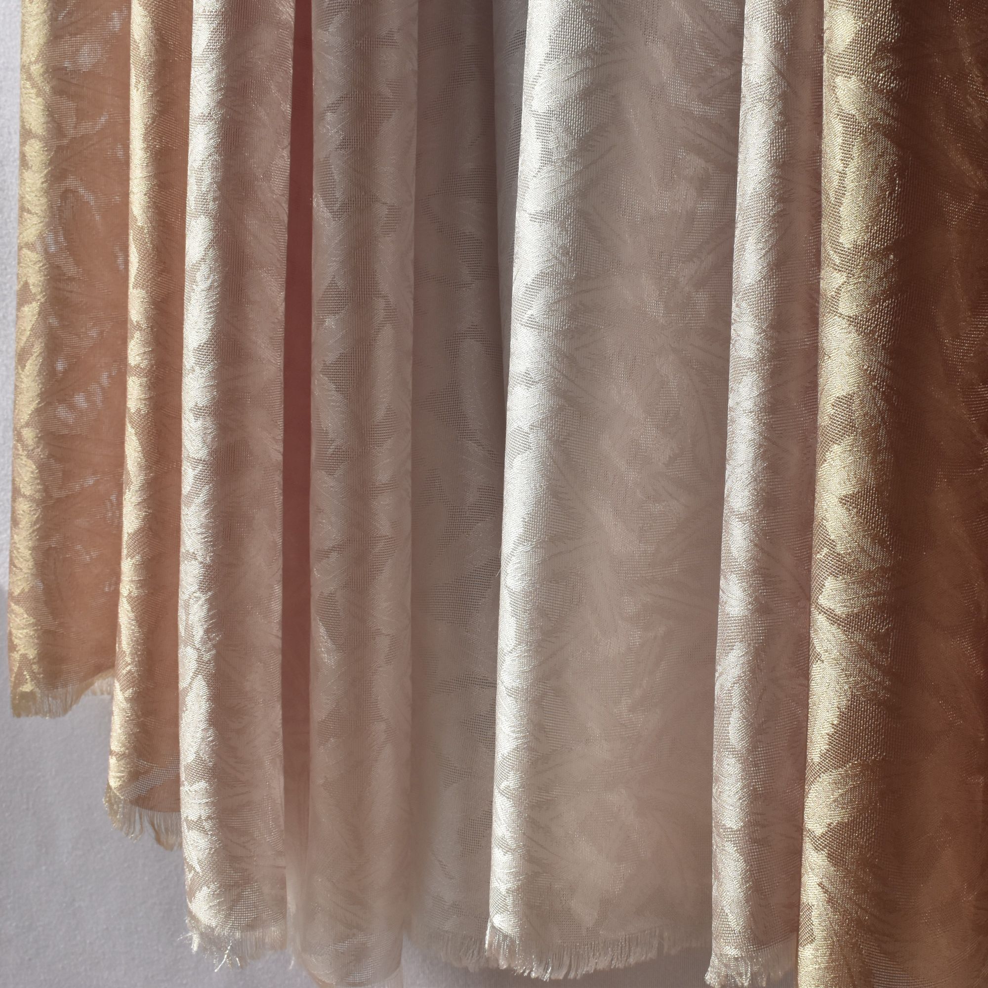 新④「色が変化する麴塵染」ジャガード織シルク大判ショール（１０５×２５０ｃｍ）